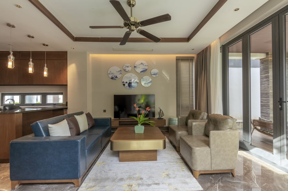 Four-bedroom villa with private pool - Photo 4