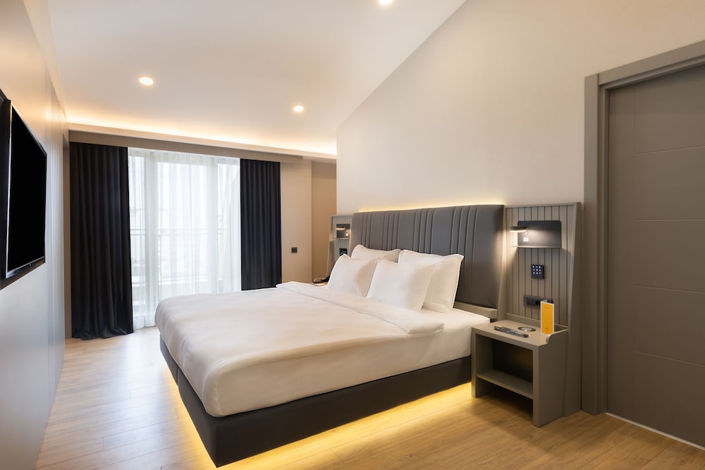 Deluxe Suit King City View Room - Photo 9