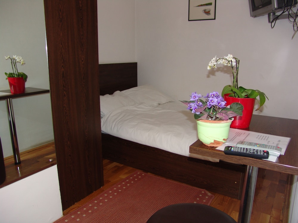 Basic Single Room, 1 Queen Bed