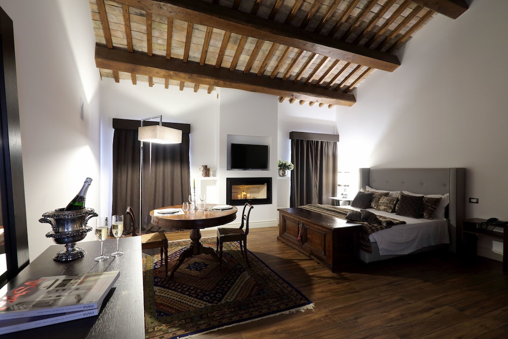 Luxury Room, 1 King Bed, Jetted Tub photo 1