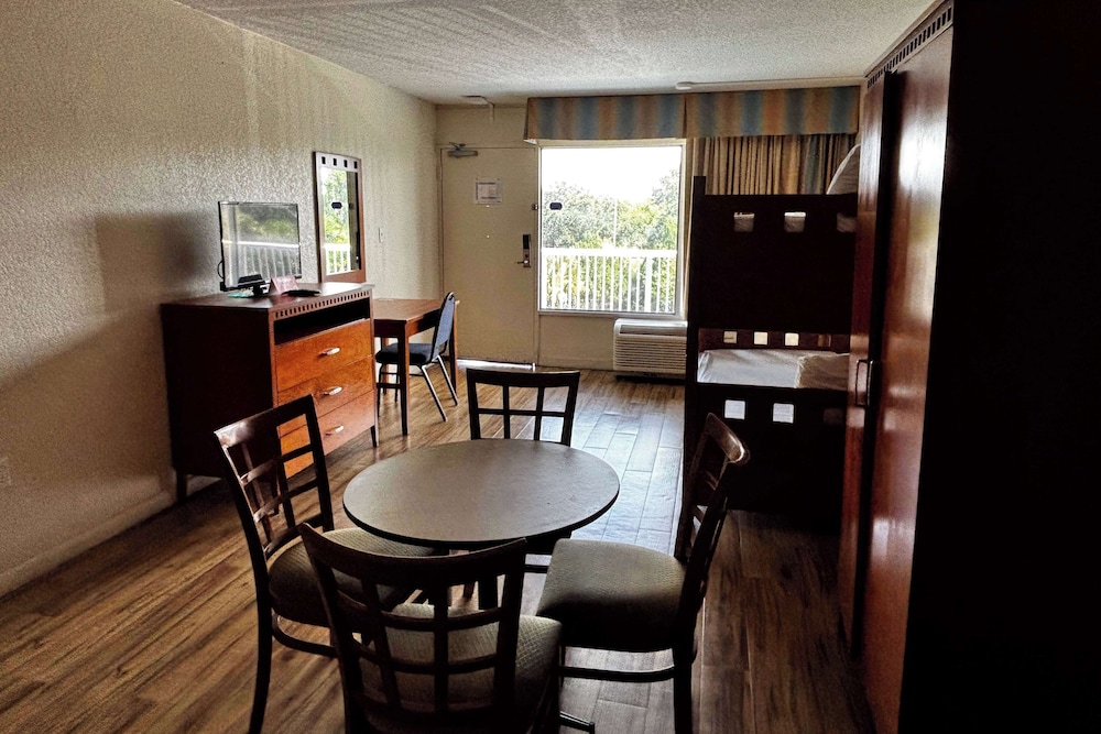 Suite, Multiple Beds, Non Smoking - Photo 4