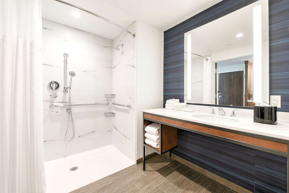 Room, 2 Queen Beds, Accessible (Roll-In Shower)