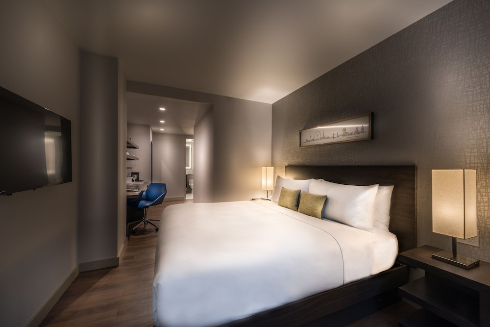 Room, 1 King Bed, Accessible, Balcony (Hearing & Roll-In Shower)