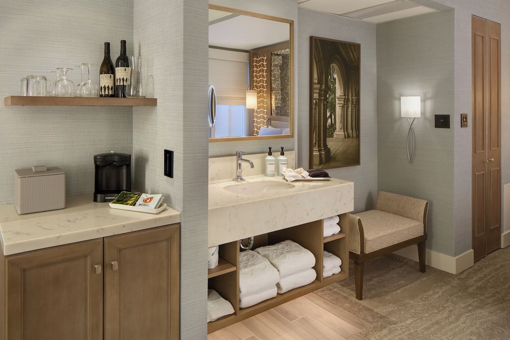 Premier King Bed Studio Suite CitySide View - Photo 3