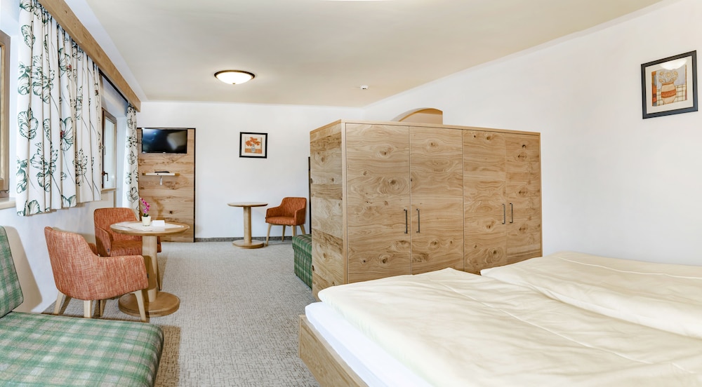 Family Quadruple Room, Mountainside photo 3