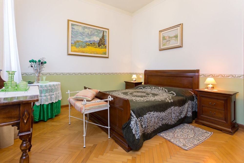 Comfort Room, 1 King Bed, Private Bathroom, Courtyard View (Private External Bathroom) photo 1