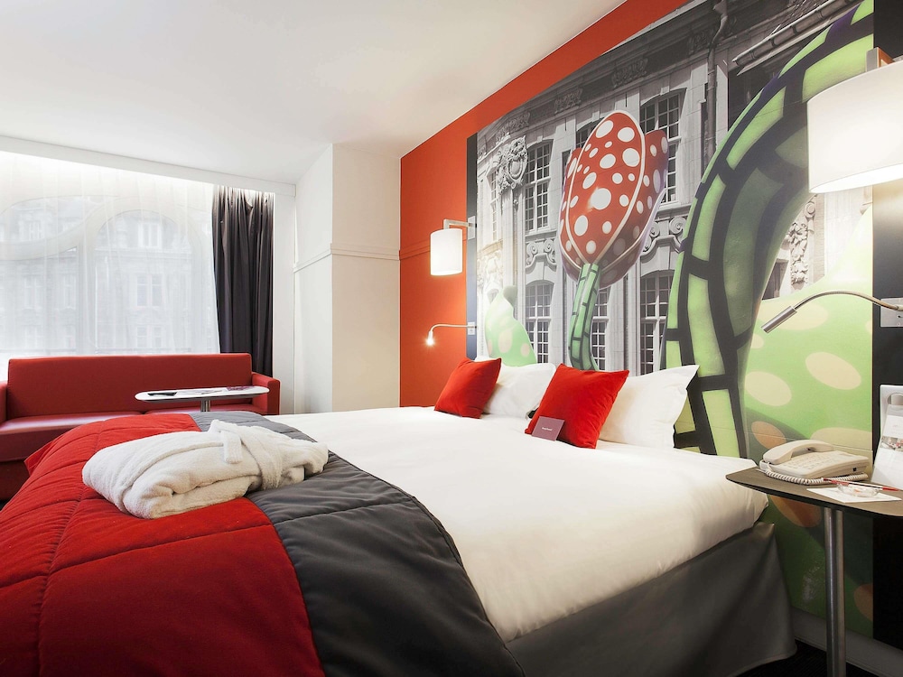 Suite, 1 King Bed with Sofa bed