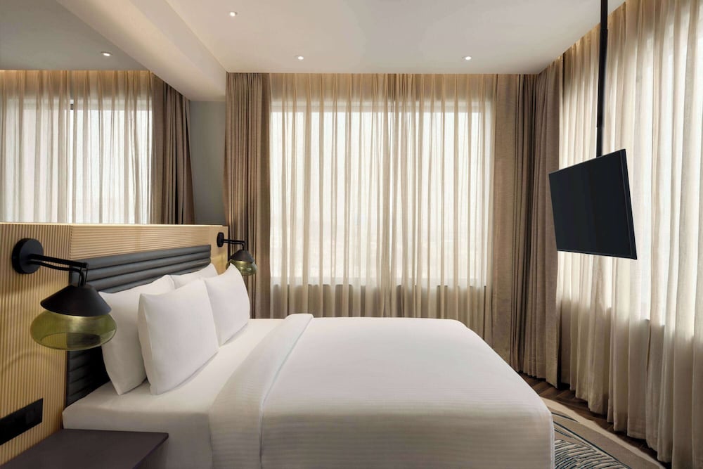 Junior Suite, 1 King Bed, Smoking - Photo 2