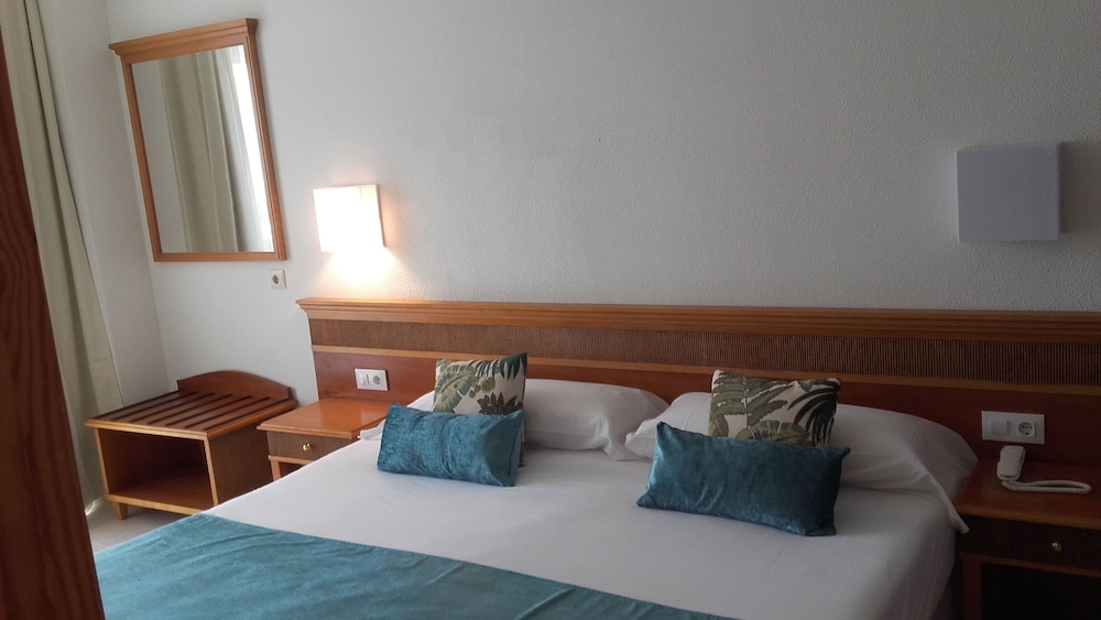 Suite, Balcony (2 adults and 1 child) thumbnail 6
