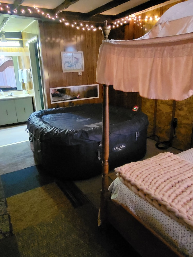 Hot tub spa room with full size bed (ADULTS ONLY) photo 1