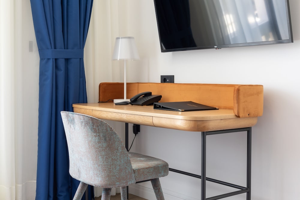 Superior Double Room thumbnail 6
