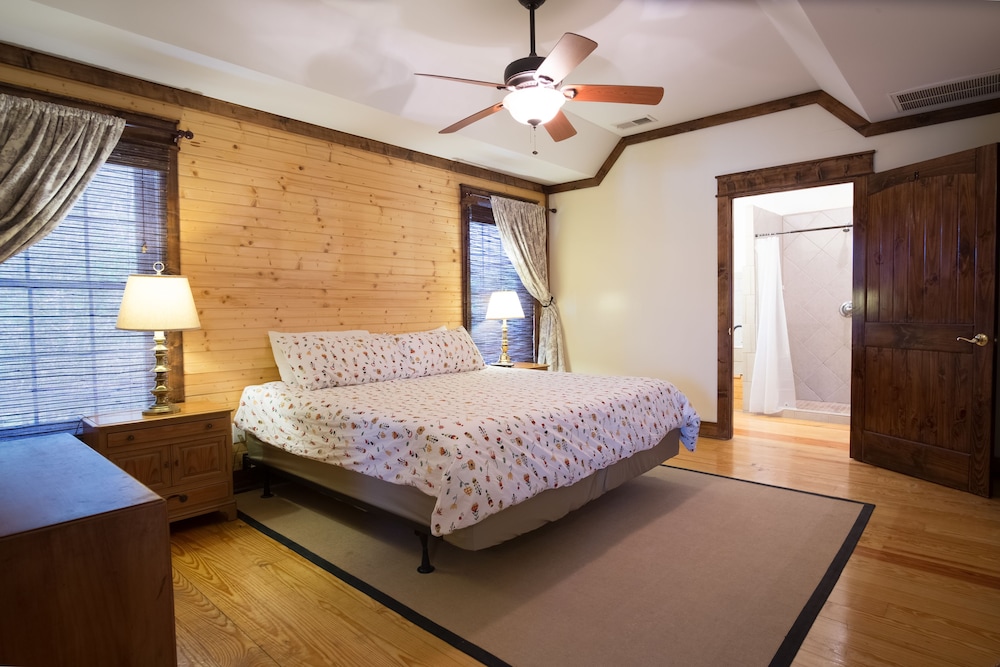 Deluxe Cottage, 2 Bedrooms, Accessible, Kitchen (With Roll In Shower) photo 2