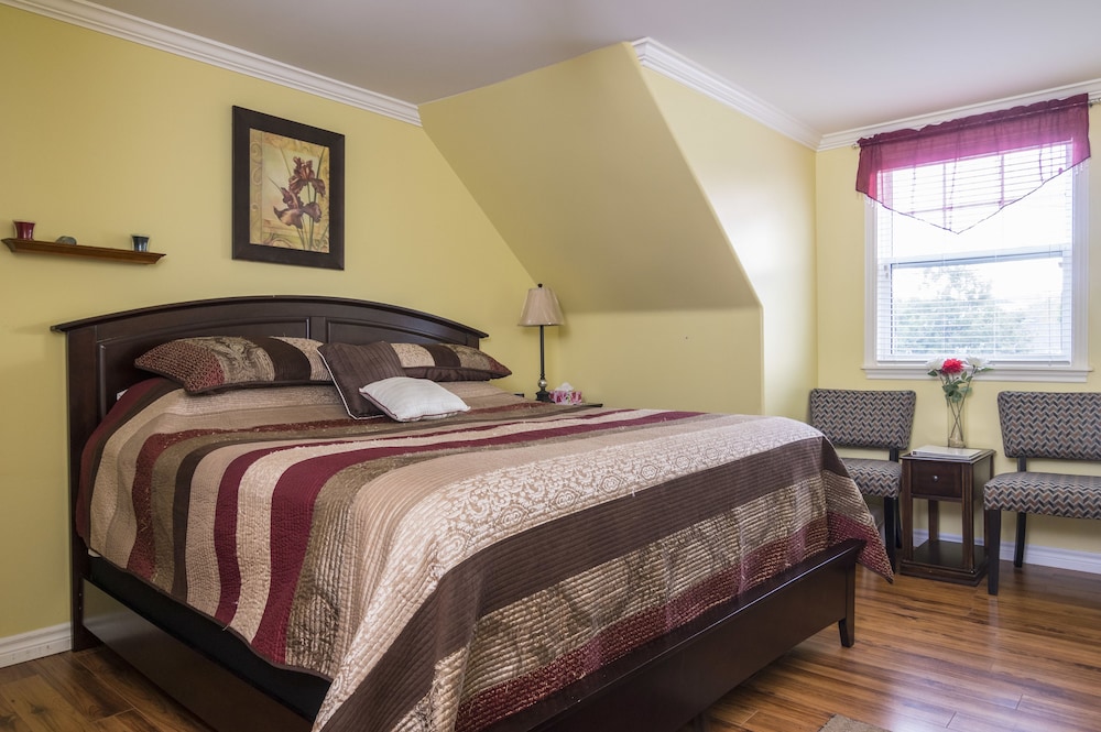 Deluxe Room, 1 King Bed, Non Smoking photo 1