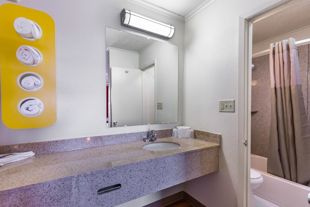 Deluxe Room, 1 Double Bed, Non Smoking, Refrigerator & Microwave - Photo 8