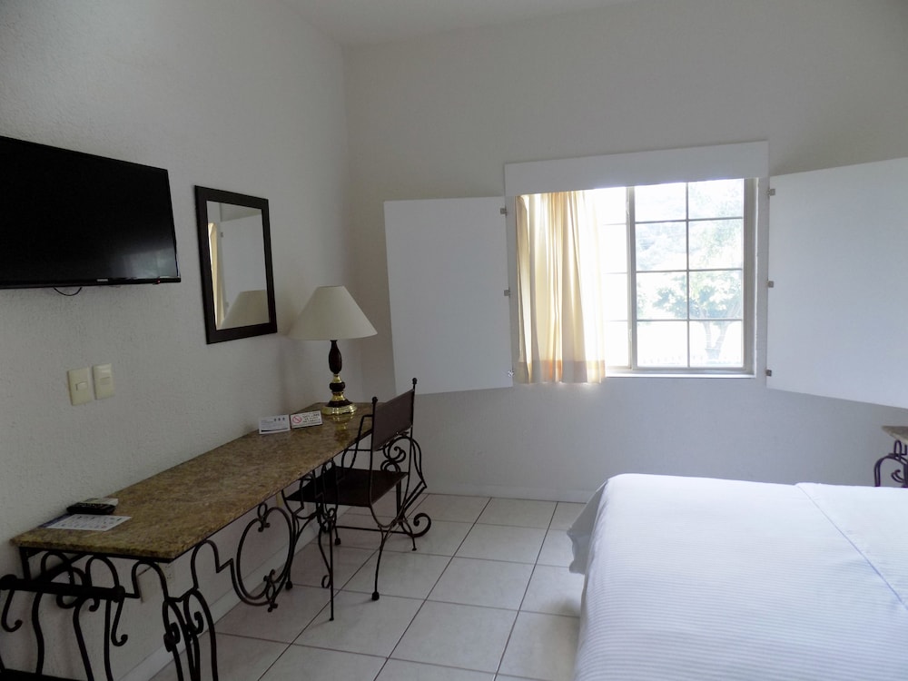 Standard Room, 1 King Bed, Non Smoking - Photo 5