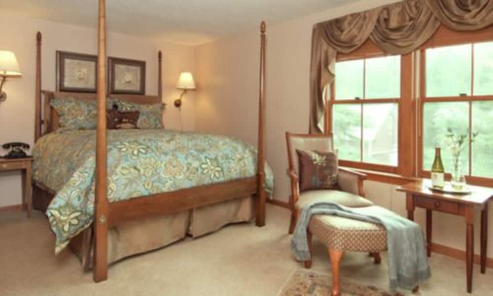 Room, Private Bathroom (Glen Ellis Falls) (Only Kids Ages 12+ and only service animals Allowed)