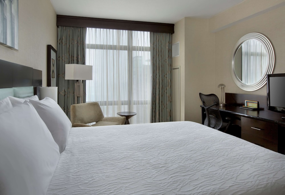 Deluxe Room, 1 King Bed photo 3