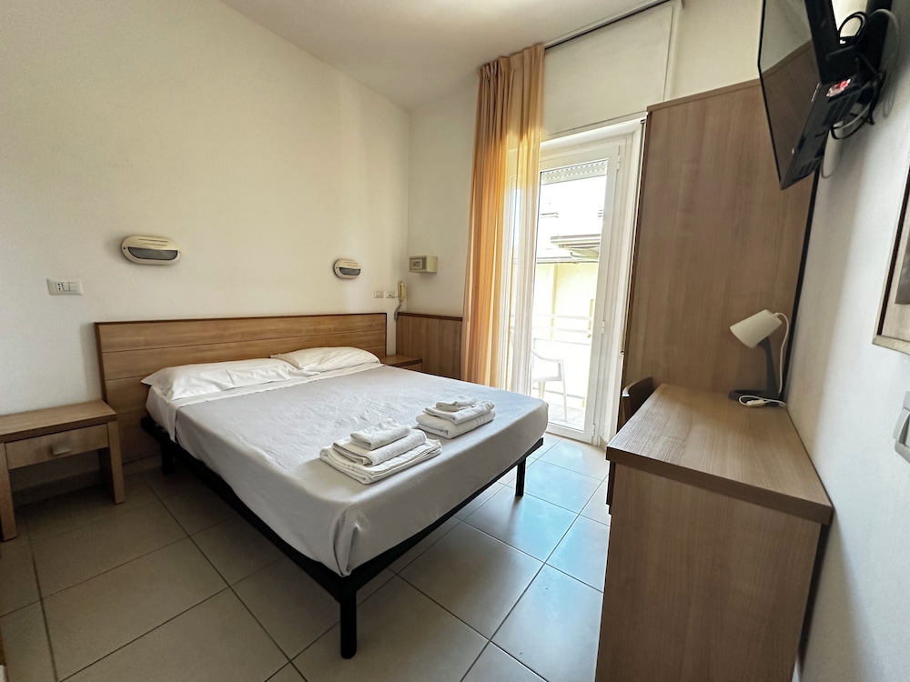Basic Double Room Single Use, 1 Large Twin Bed, Air conditioning photo 2