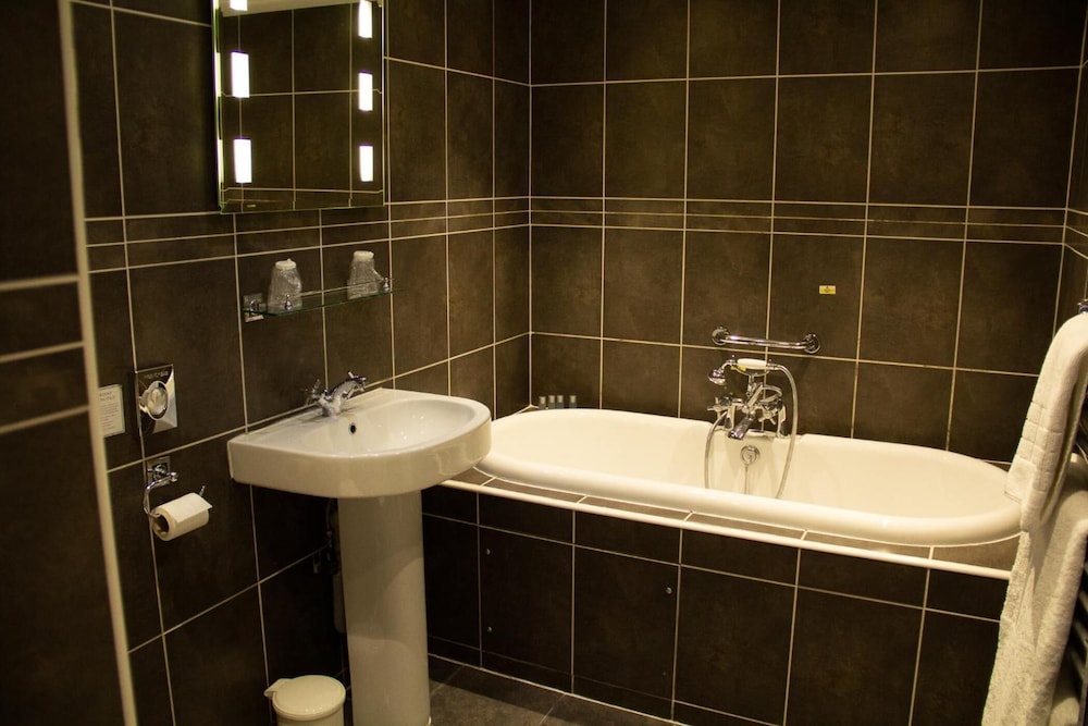 Deluxe Queen Room - Photo 9