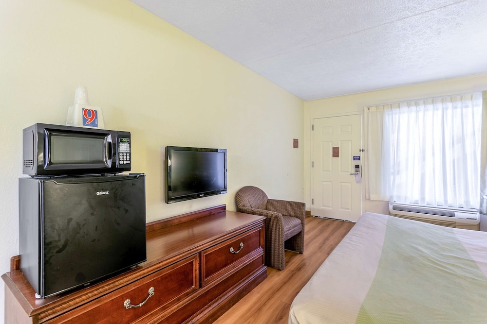Room, 1 King Bed, Non Smoking, photo 7