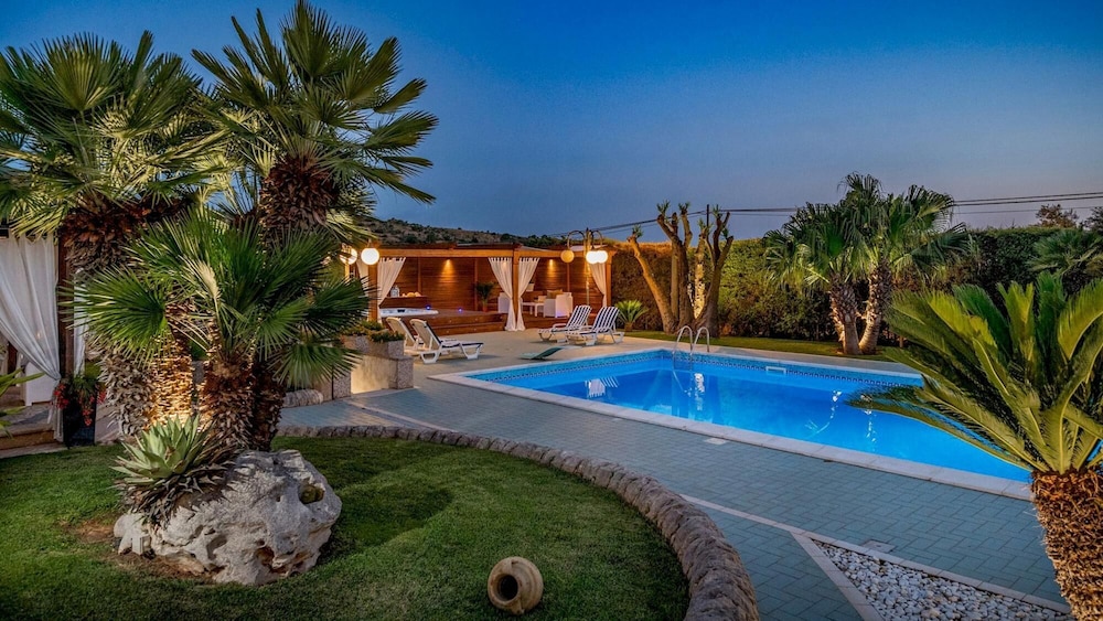 Villa photo 2