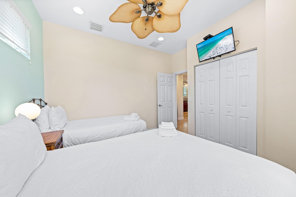 House, Multiple Beds (Changes In Latitude) photo 2