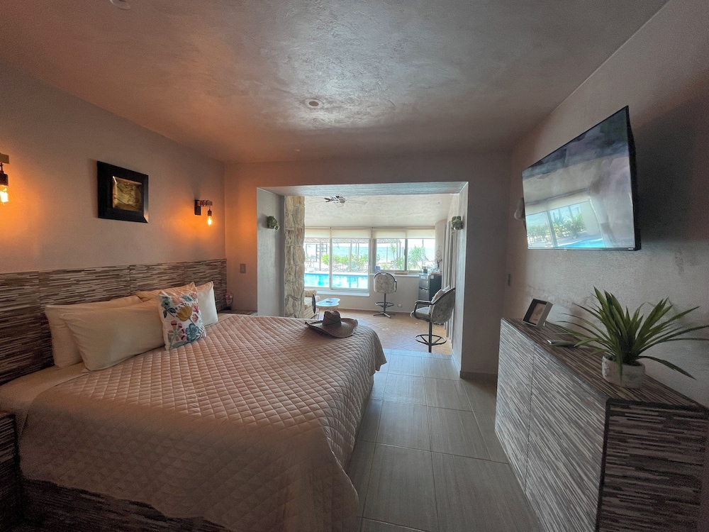 Luxury Suite, 1 King Bed, Private Bathroom, Sea View