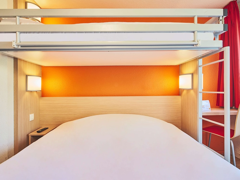 Standard Room, Multiple Beds (1 Double and 1 Single bed) photo 3