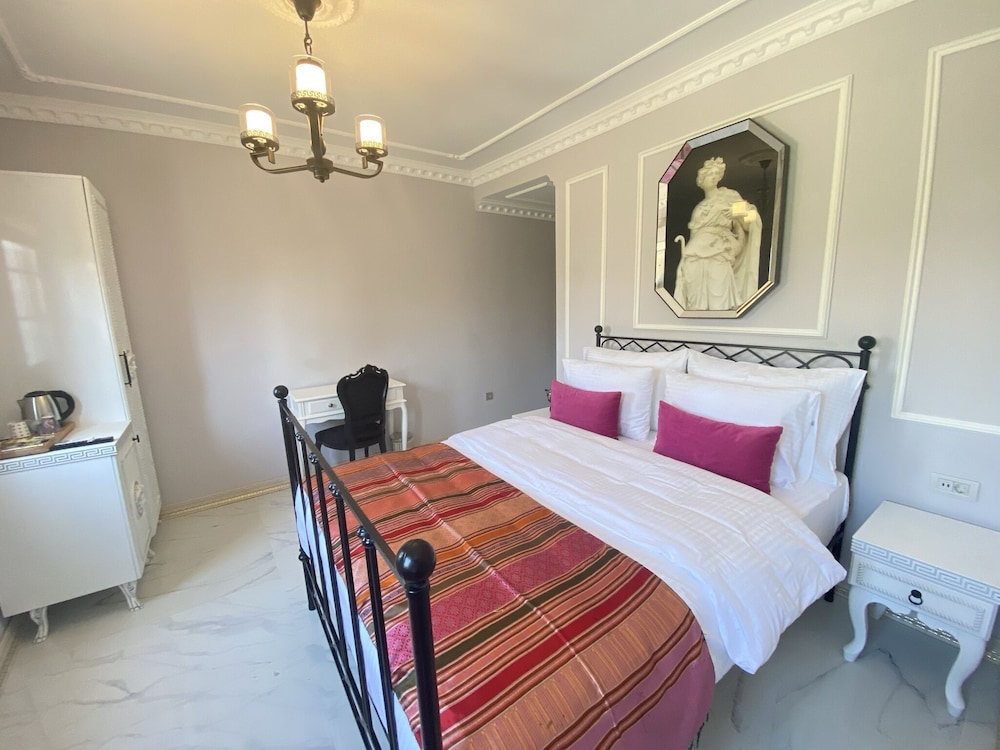 Standard Double Room - Photo 11