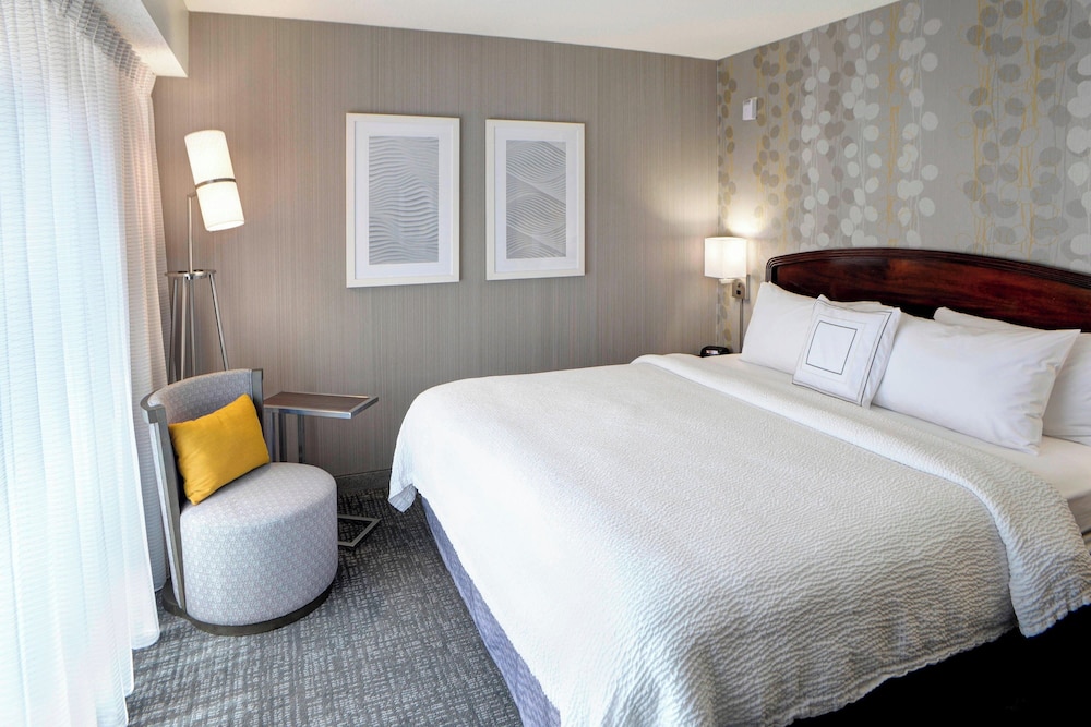 Suite, 1 Bedroom - Photo 1