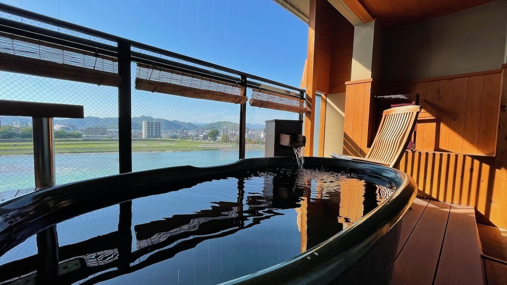 Single Use Japanese Style Room with Beds, Futon and Open-air Bath, River View, Non Smoking photo 2