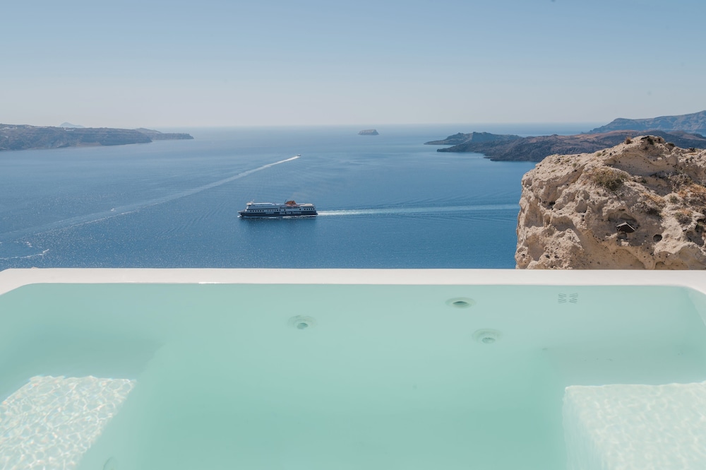 Sunset Suite with Hot Tub and Caldera View
