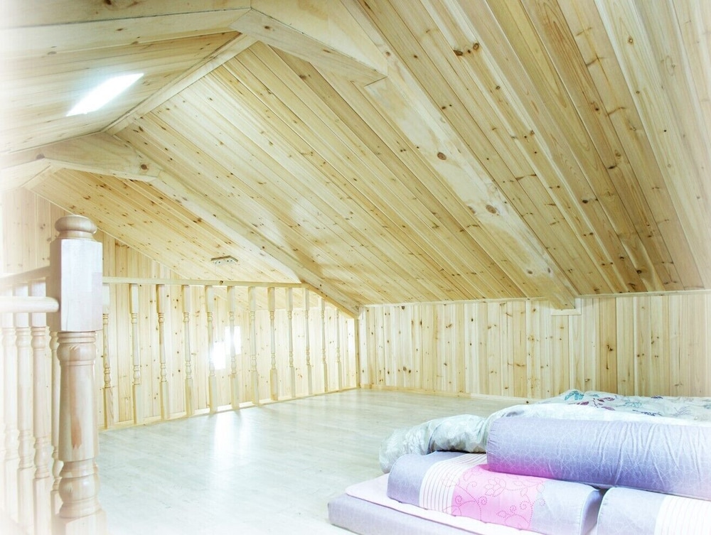 Room (B) photo 2