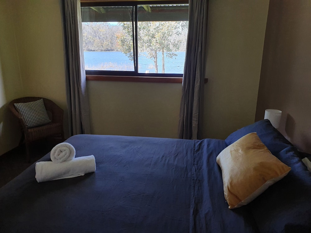 Classic Cabin, 2 Bedrooms, Lake View photo 2