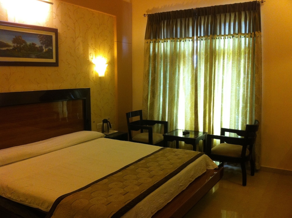 Premium Room, 1 Bedroom, Refrigerator photo 1