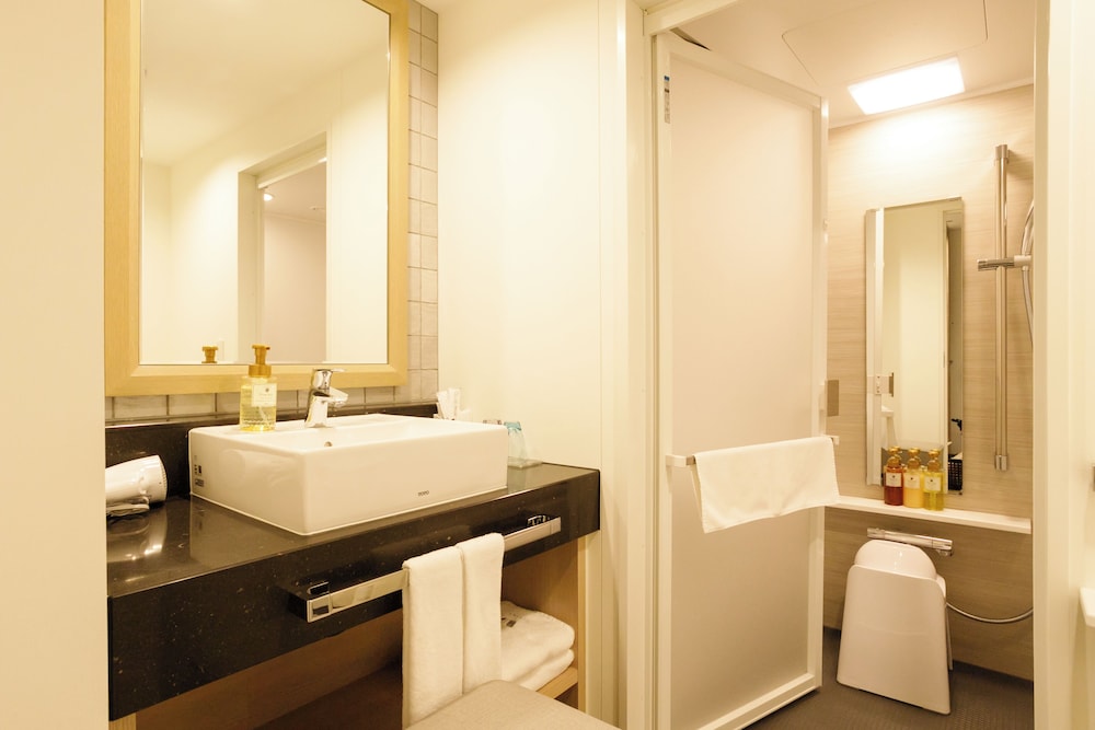 Deluxe Twin Room, Smoking thumbnail 6