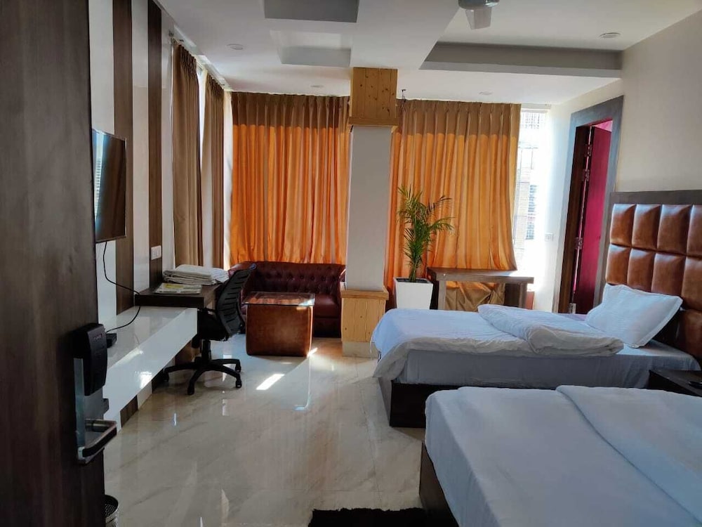 Suite - Photo 1