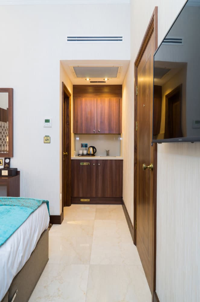 Deluxe Room, 1 King Bed photo 3