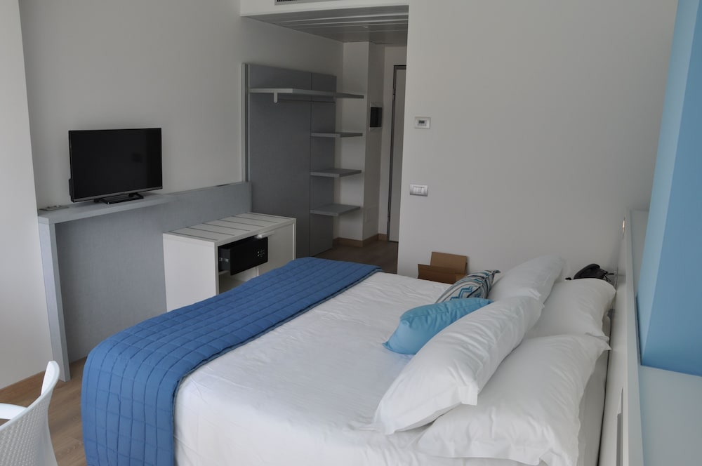 Superior Double or Twin Room, Lake View photo 3