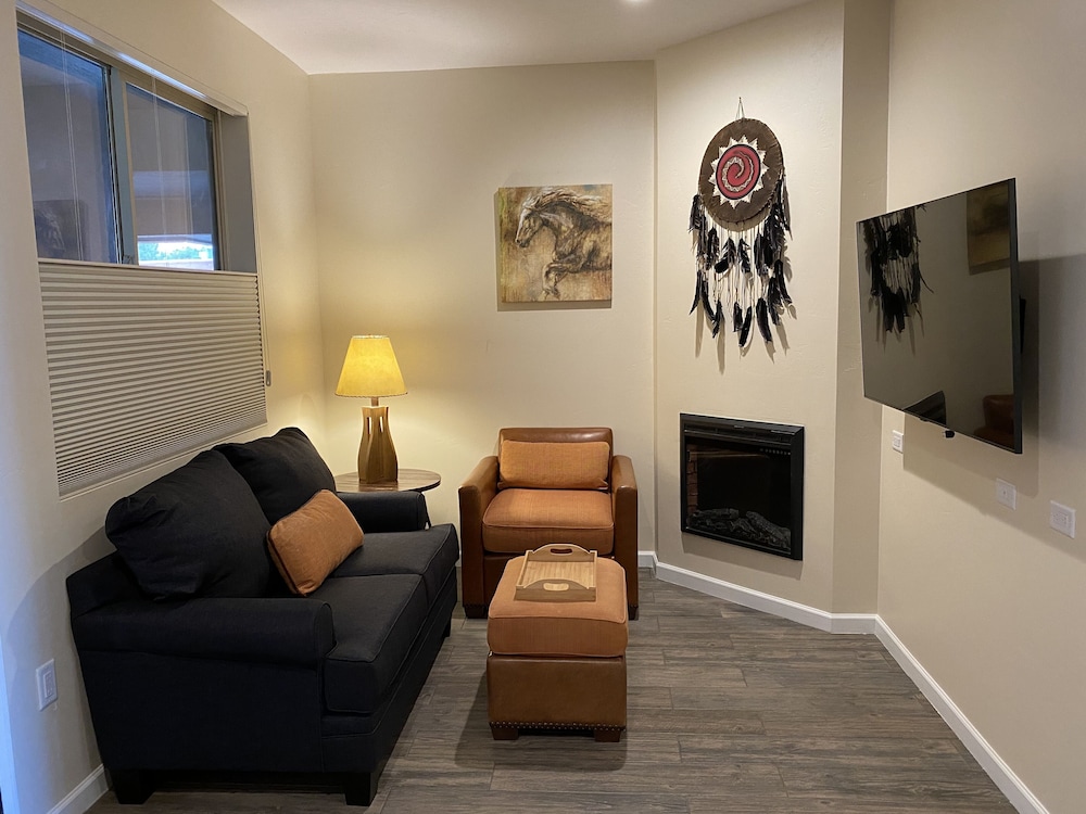 Comfort Suite, 1 King Bed, Fireplace, Valley View photo 1