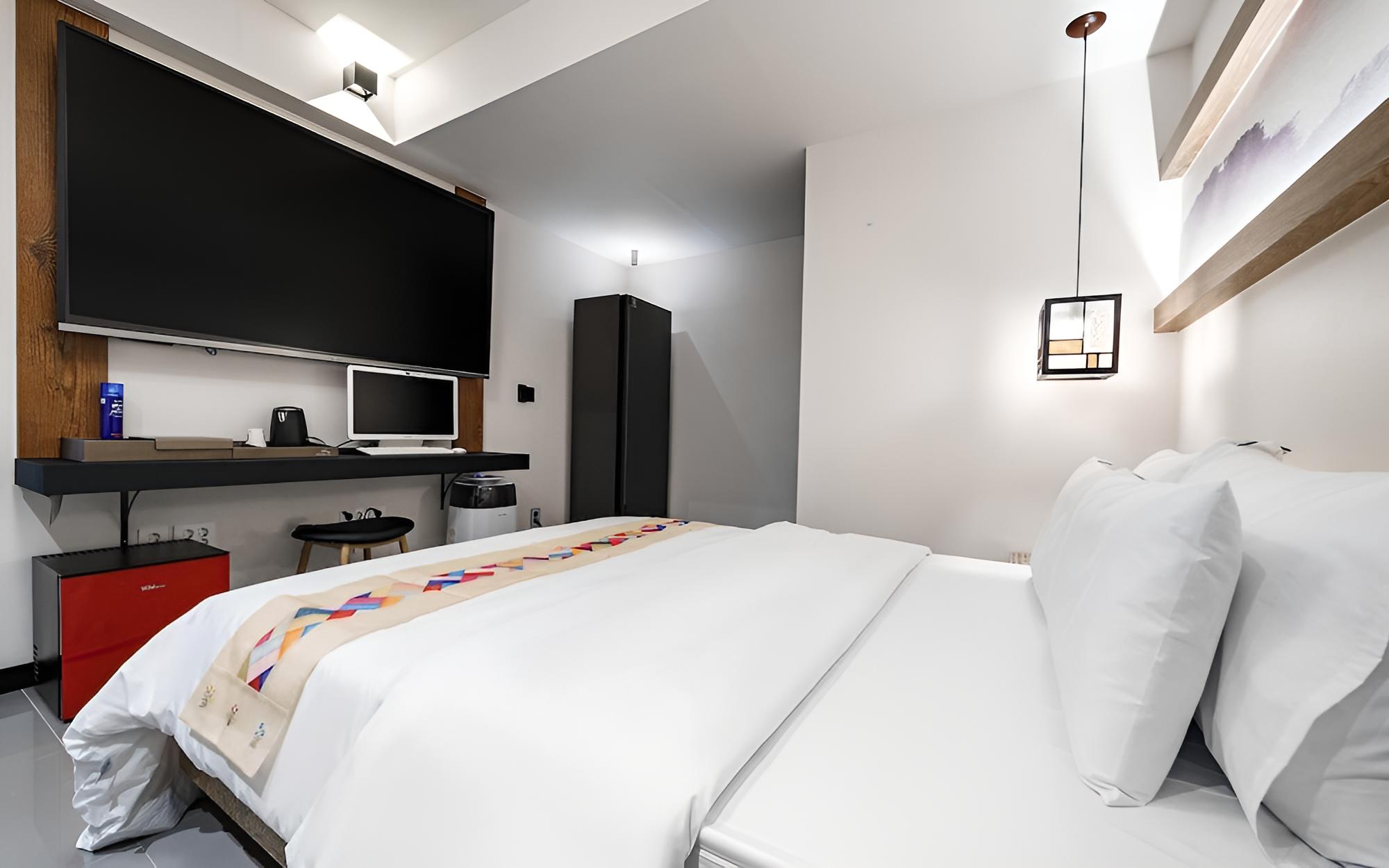 Room (Deluxe (75 TV Netflix/teabing/Disney ) - Photo 3