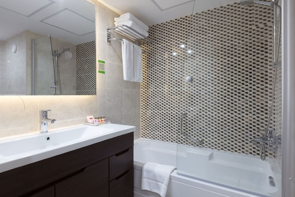 Business Room, 1 King Bed, Non Smoking (Newly Refurnished) - Photo 6