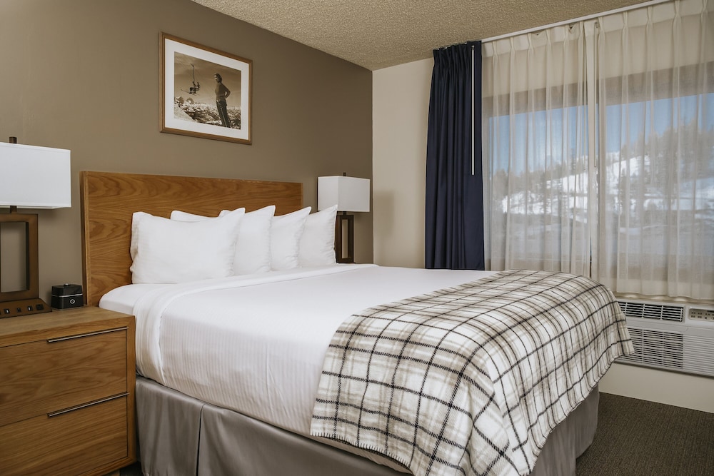 Standard Room, 1 Queen Bed (One Queen Hotel Room) - Photo 1