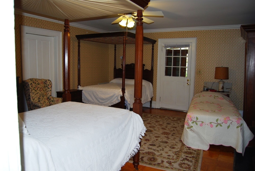 Signature Double Room, Multiple Beds (Green) photo 3