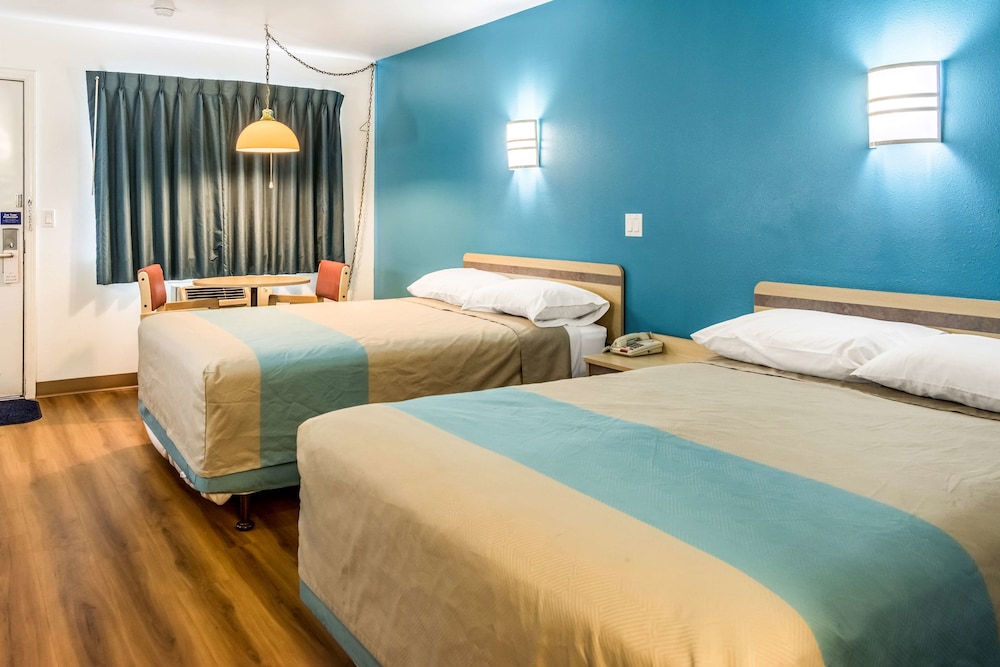 Standard Room, 2 Queen Beds, Non Smoking - Photo 11