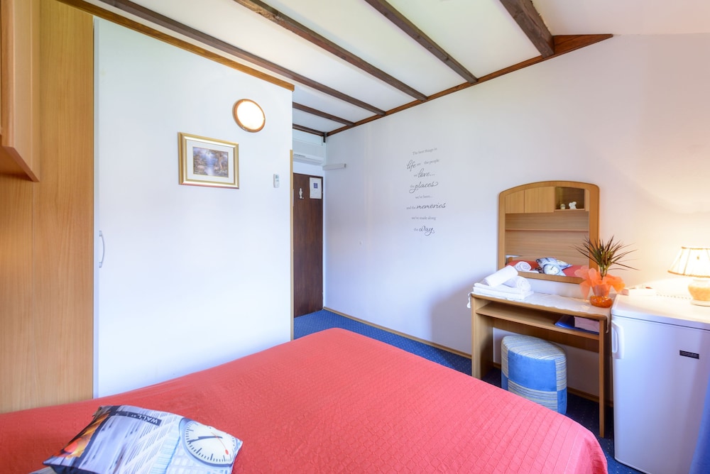 Double Room, 1 Queen Bed photo 3