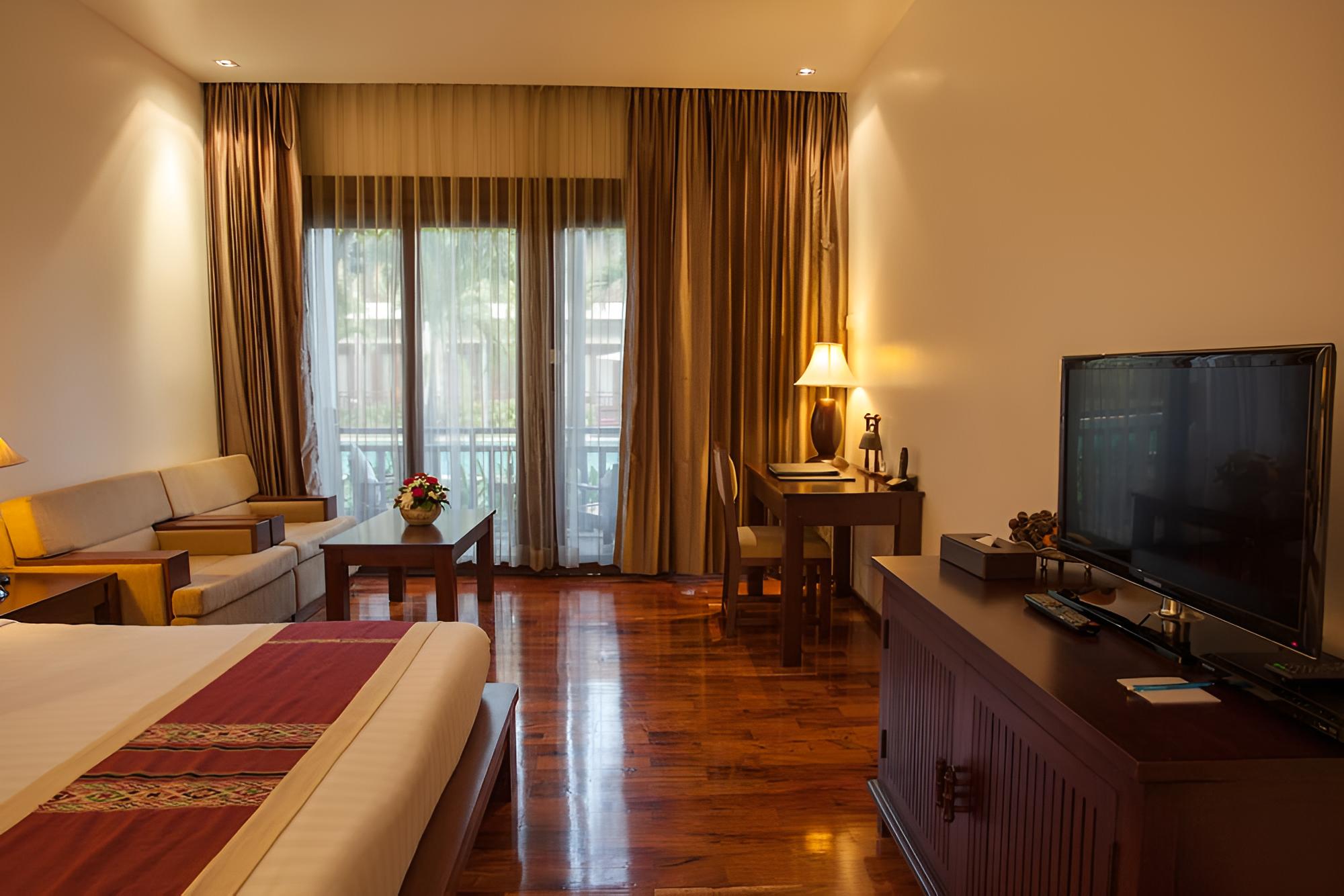Deluxe Room, 1 King Bed, Balcony - Photo 4