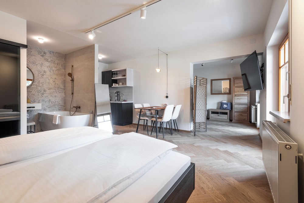 Luxury Suite, Garden View