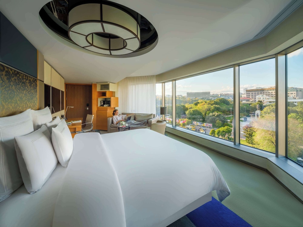 Room, 1 King Bed, Garden View, Corner