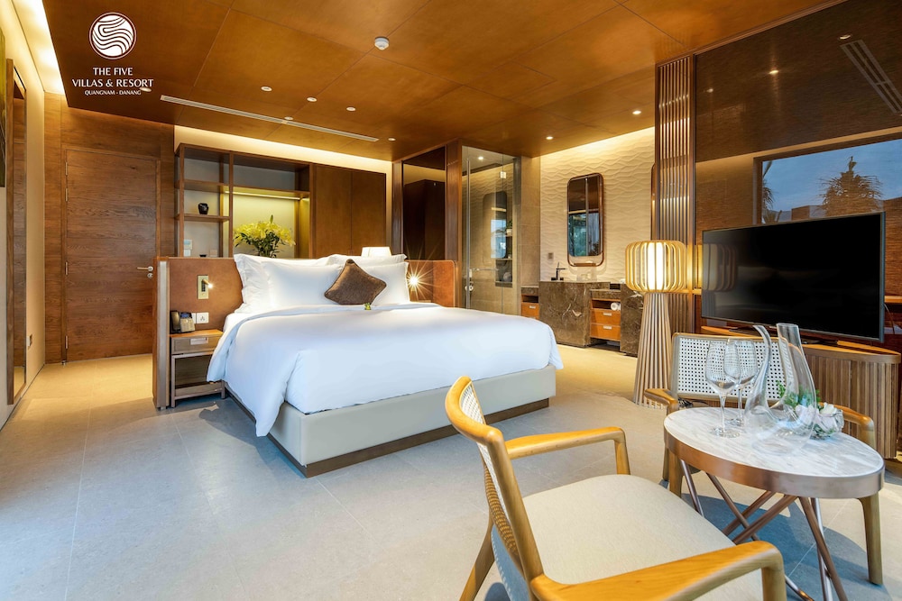 Five-Bedroom Luxury Villa with Private Swimming Pool - Photo 1